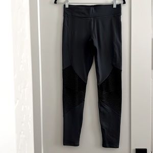 Pre-owned Under Armour gray with black striping leggings. Size Medium.